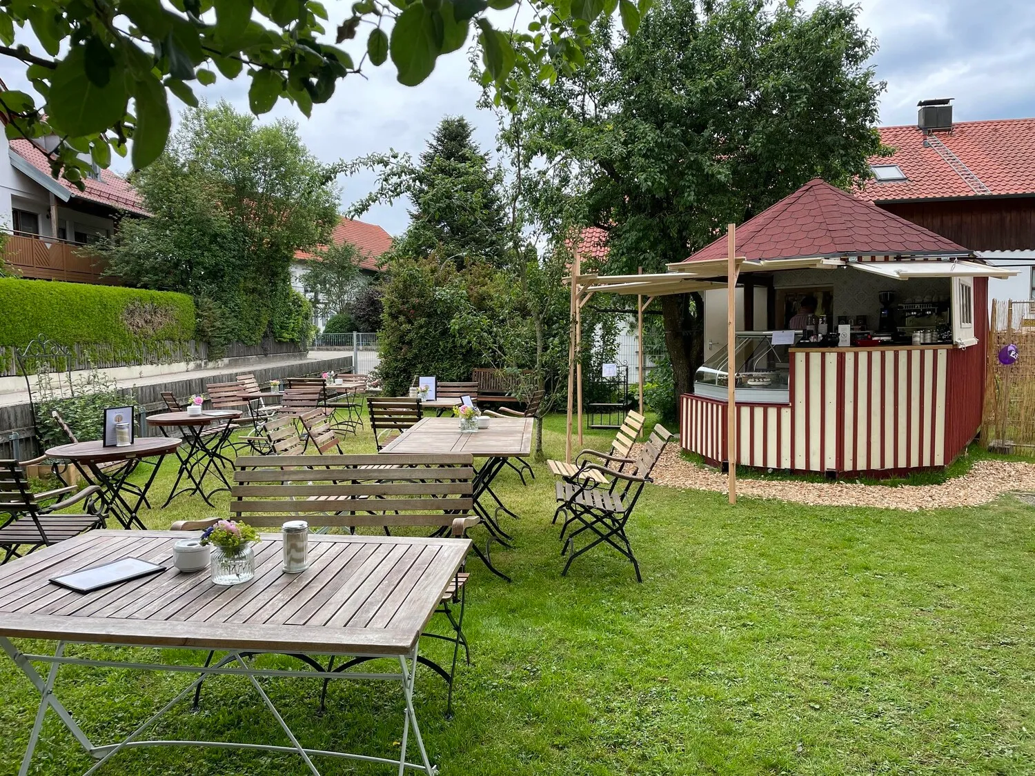 Cafégarten Mondholz - Gartenbereich mit Sitzplätzen vor dem Verkaufswagen